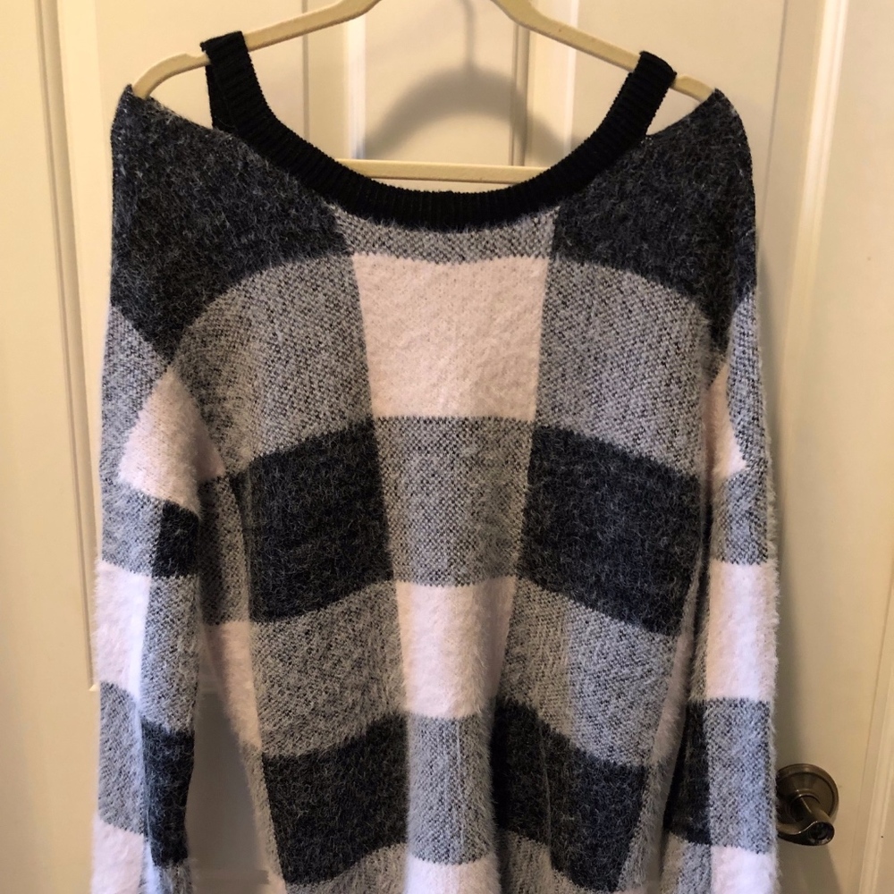 Venus black/white. Peep-shoulder sweater. S (P)